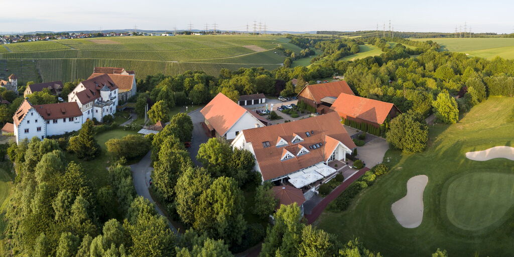 Blick aus der Vogelperspektive auf den Golfclub und das Schloß Liebenstein