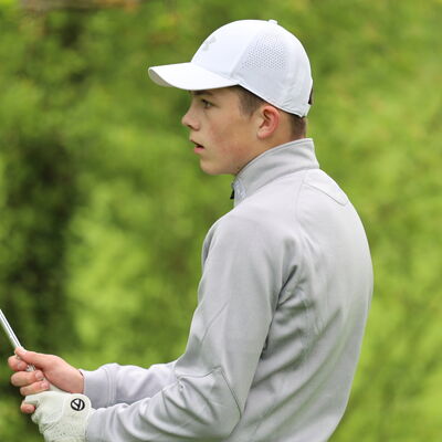 junger Golfer beim Abschlag