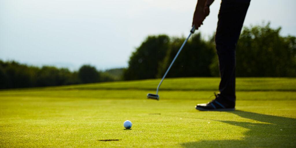 Golfer beim einlochen